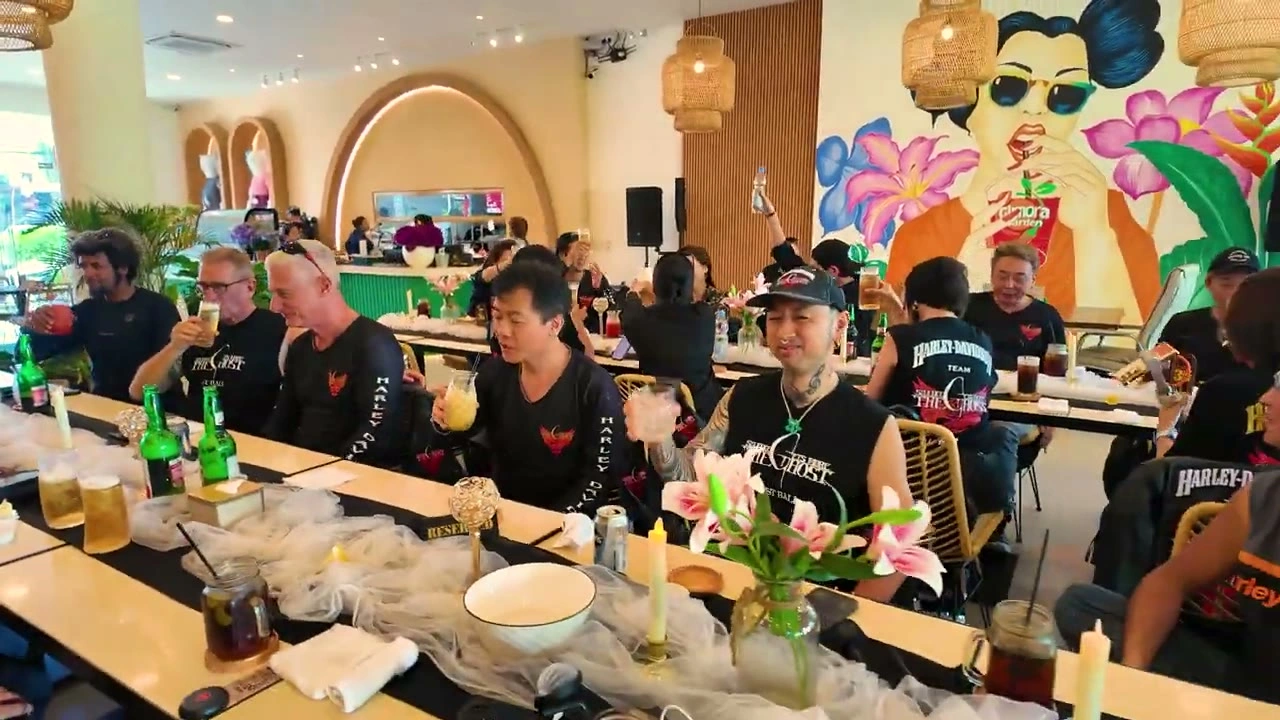 店内でメンバー集合｜2026年3月 バリ島ハーレーツーリング — TEAM THE GHOST West Bali
