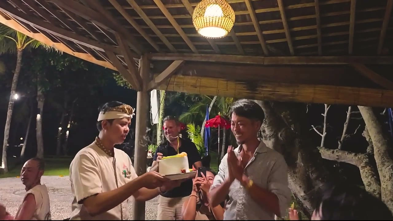 誕生日ケーキのお祝い（拝む男性・笑顔）｜2026年3月 バリ島ハーレーツーリング — TEAM THE GHOST West Bali