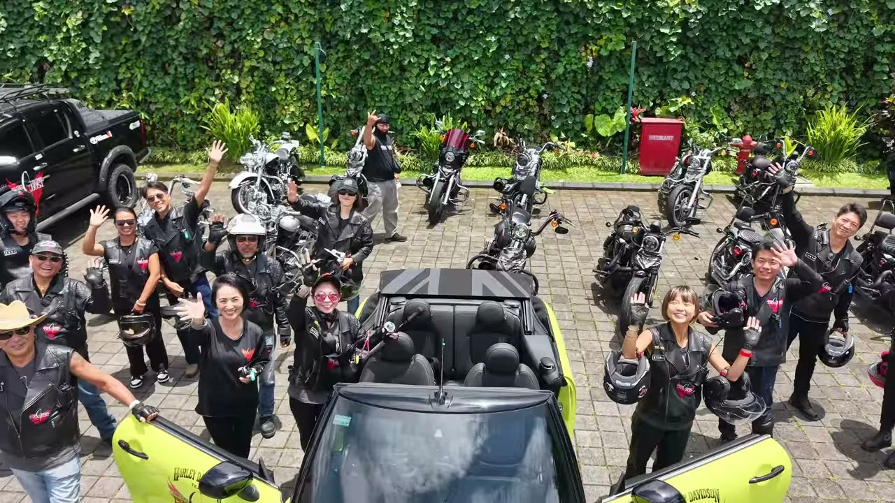 駐車場でメンバー集合（黄色Mini）｜2026年3月 バリ島ハーレーツーリング — TEAM THE GHOST West Bali