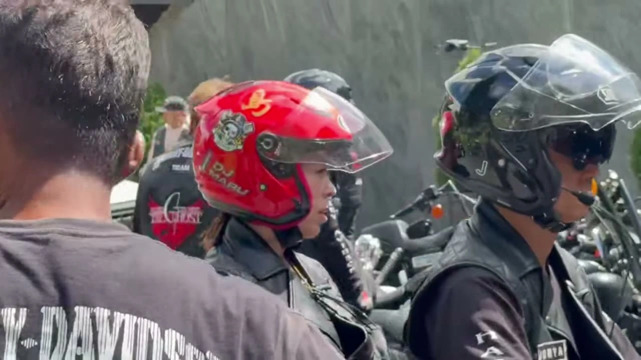 ライダー2人（赤・黒ヘルメット・顔近い）｜2026年3月 バリ島ハーレーツーリング — TEAM THE GHOST West Bali
