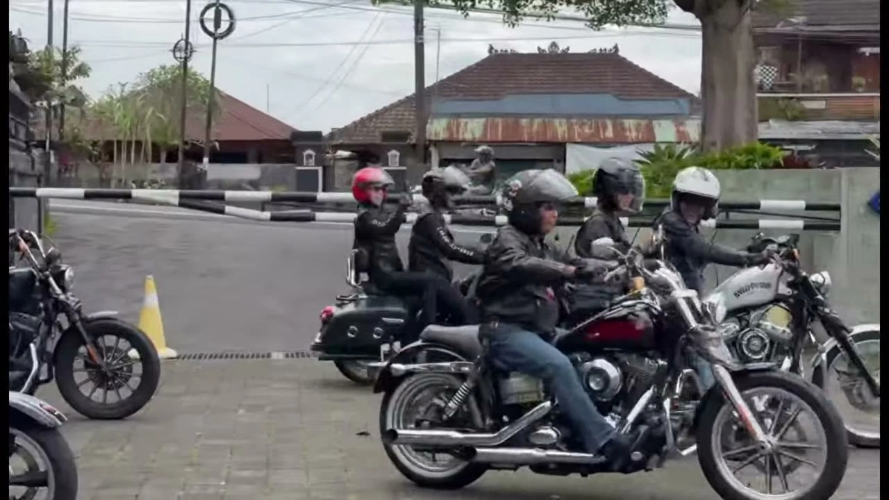 手を上げるライダー｜2026年3月 バリ島ハーレーツーリング — TEAM THE GHOST West Bali