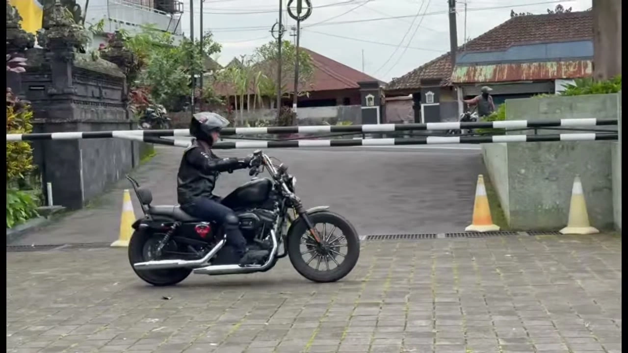門前を走る｜2026年3月 バリ島ハーレーツーリング — TEAM THE GHOST West Bali