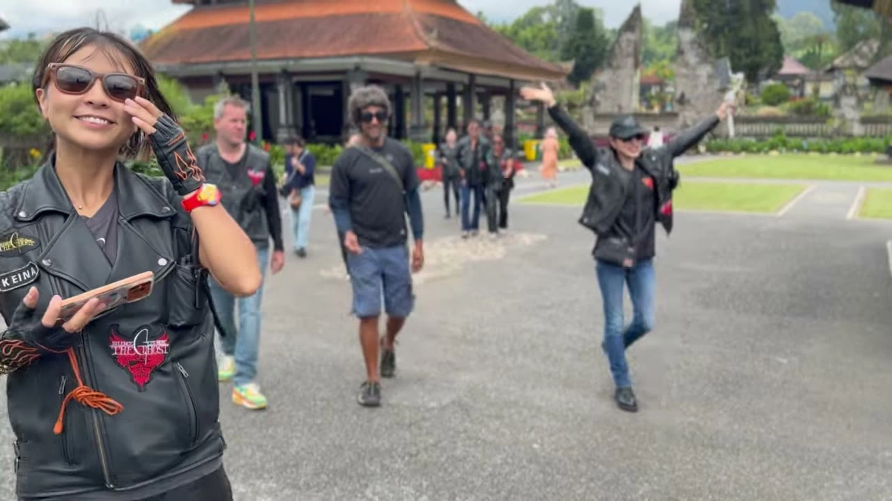 女性メンバーがピース・笑顔｜2026年3月 バリ島ハーレーツーリング — TEAM THE GHOST West Bali