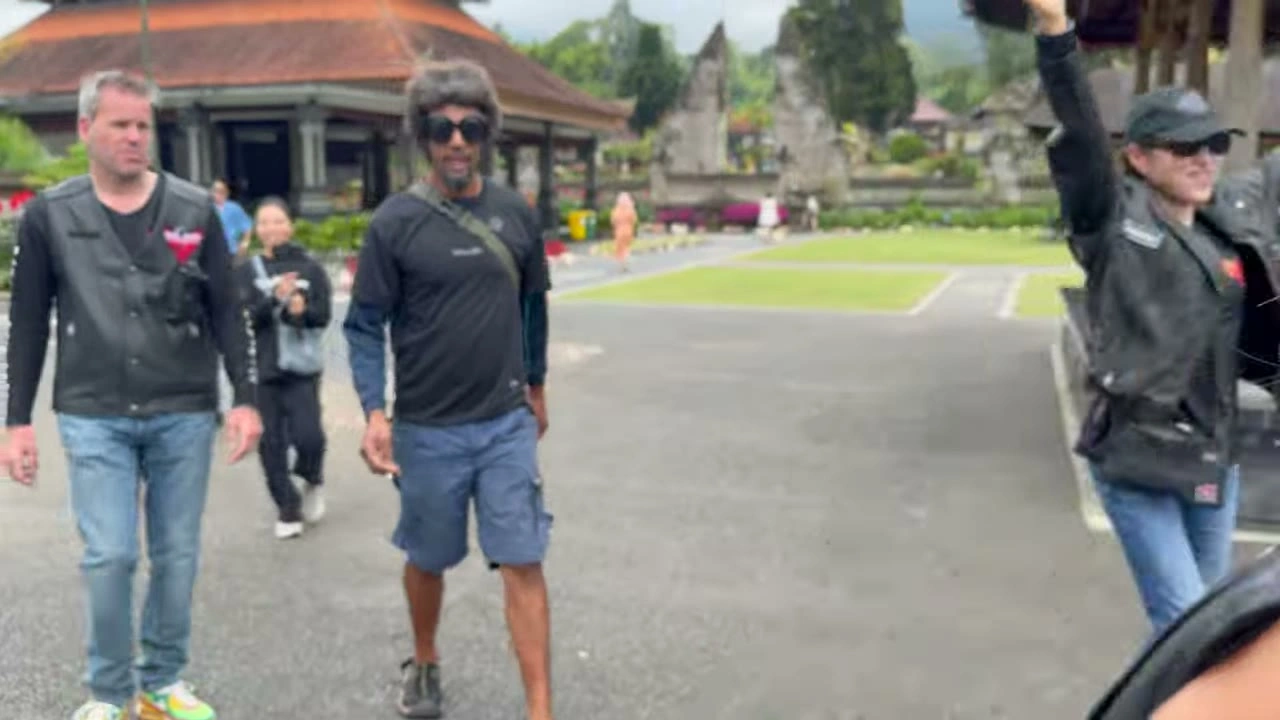 白髪の外国人メンバーと手を上げる｜2026年3月 バリ島ハーレーツーリング — TEAM THE GHOST West Bali