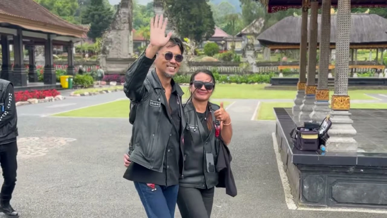 女性メンバー2人が手を振る・笑顔｜2026年3月 バリ島ハーレーツーリング — TEAM THE GHOST West Bali