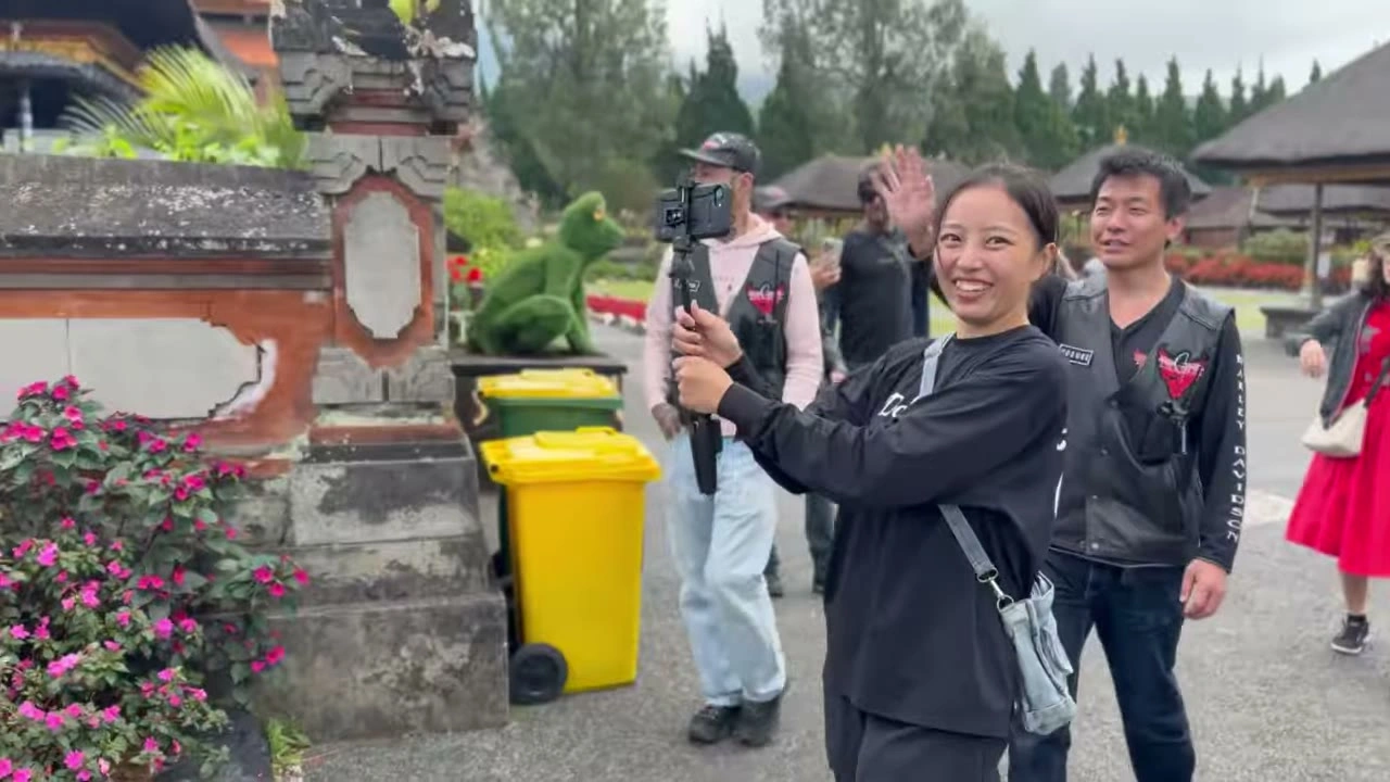 2人が自撮り・笑顔｜2026年3月 バリ島ハーレーツーリング — TEAM THE GHOST West Bali