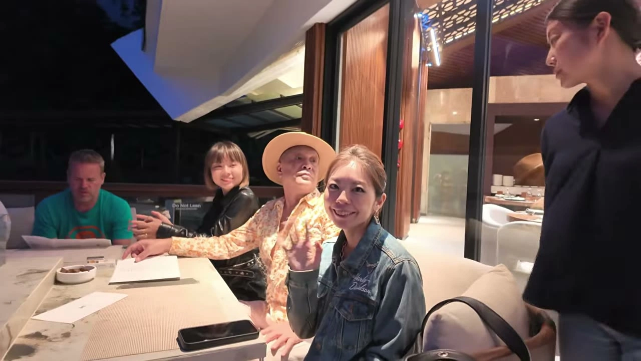 崖カフェで女性が手を振る（笑顔）｜2026年3月 バリ島ハーレーツーリング — TEAM THE GHOST West Bali