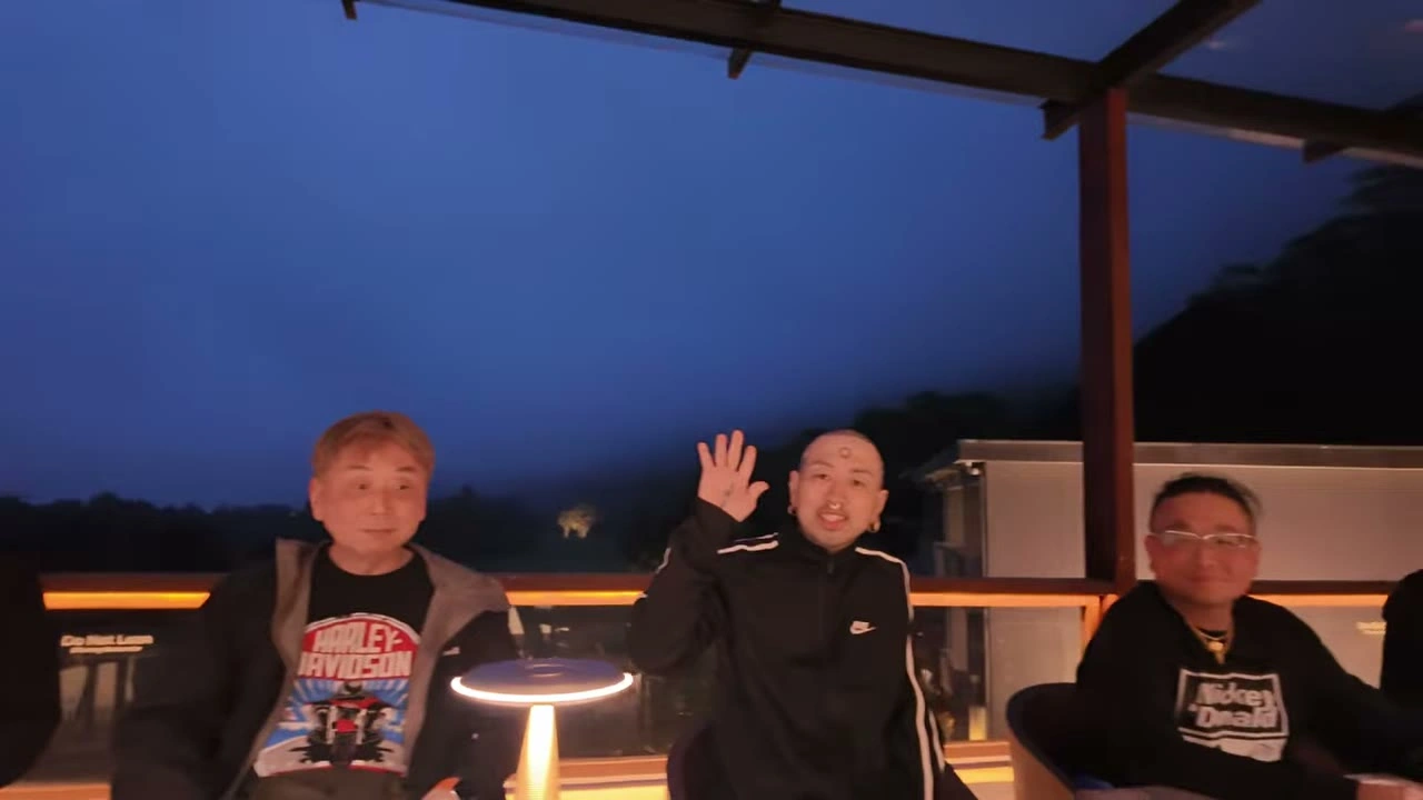 夕暮れのカフェで3人が手を振る（笑顔）｜2026年3月 バリ島ハーレーツーリング — TEAM THE GHOST West Bali