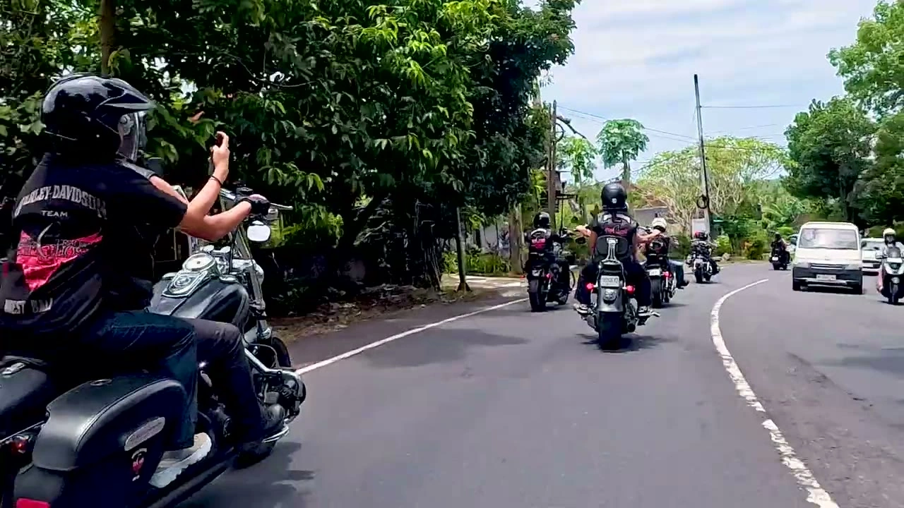 レインボーのライダーが手を上げる｜2026年3月 バリ島ハーレーツーリング — TEAM THE GHOST West Bali