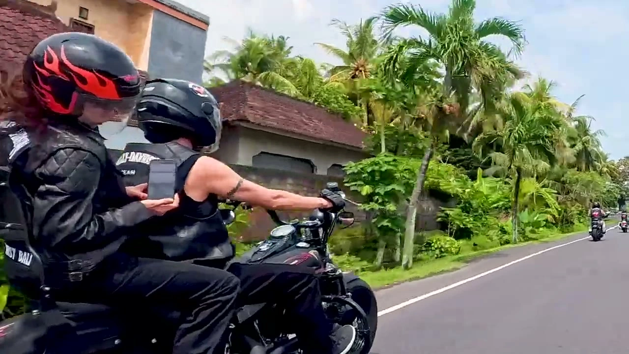 フェイスマスクのライダー（タトゥーの腕・手を上げる）｜2026年3月 バリ島ハーレーツーリング — TEAM THE GHOST West Bali