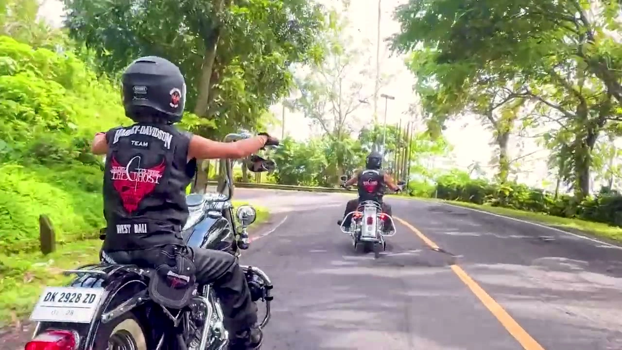 手を上げるライダー｜2026年3月 バリ島ハーレーツーリング — TEAM THE GHOST West Bali
