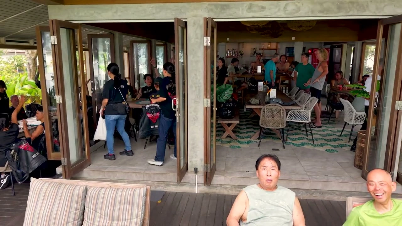 カフェのソファでメンバー2人｜2026年3月 バリ島ハーレーツーリング — TEAM THE GHOST West Bali