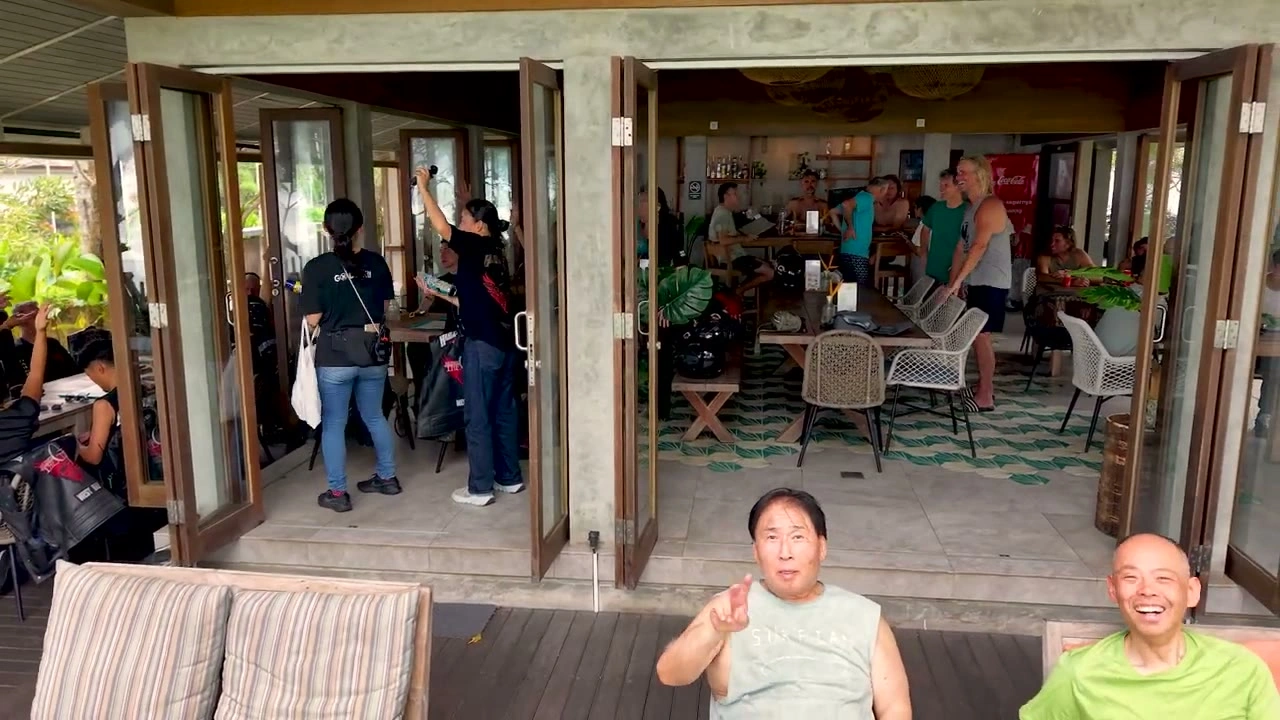 ソファで緑シャツのメンバー｜2026年3月 バリ島ハーレーツーリング — TEAM THE GHOST West Bali
