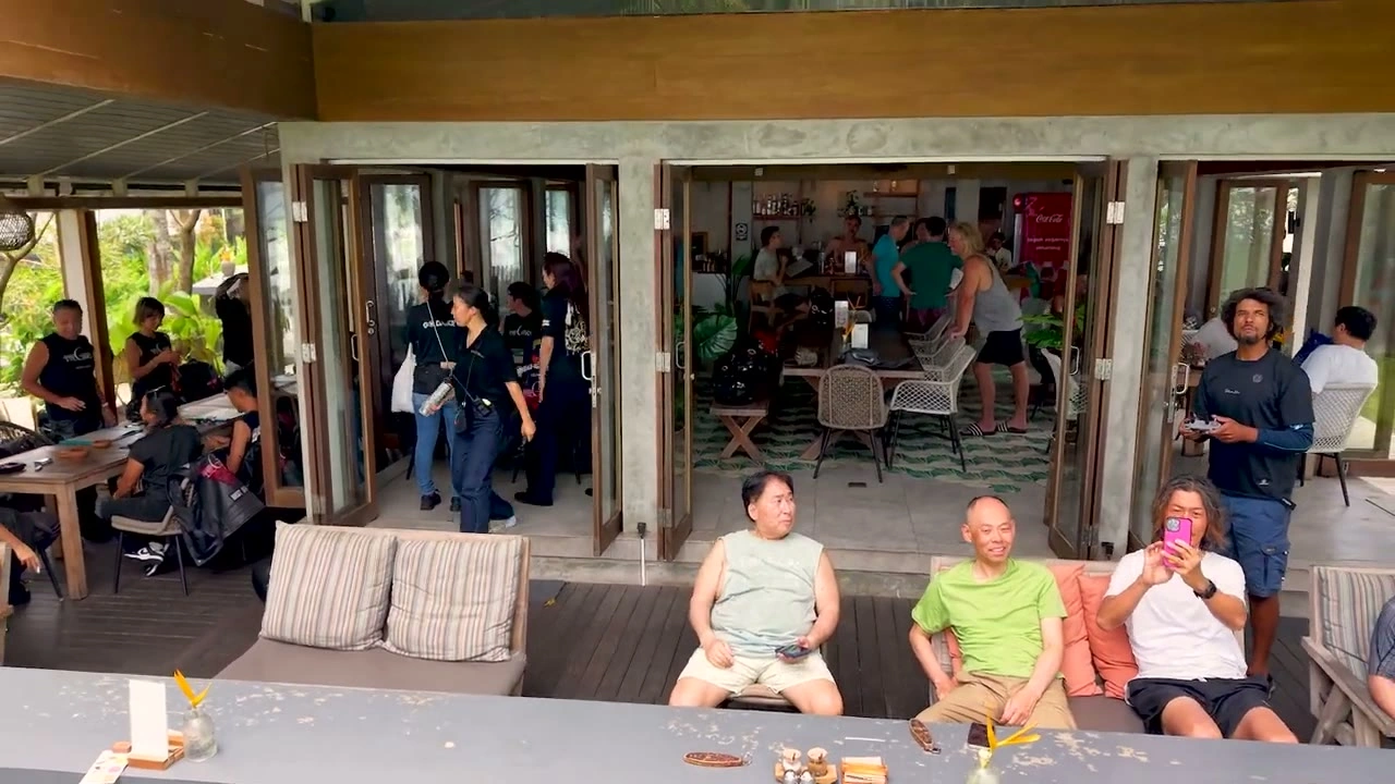 ソファでメンバー談笑｜2026年3月 バリ島ハーレーツーリング — TEAM THE GHOST West Bali