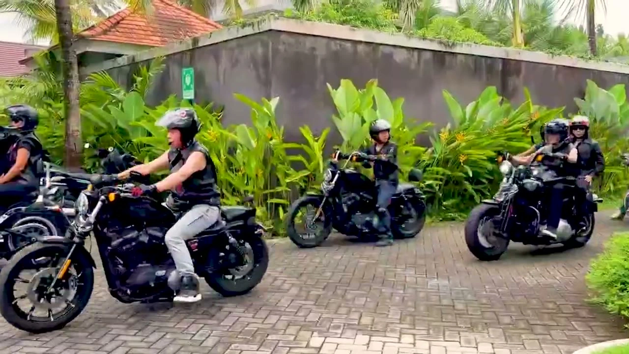 バイクにまたがるメンバー｜2026年3月 バリ島ハーレーツーリング — TEAM THE GHOST West Bali
