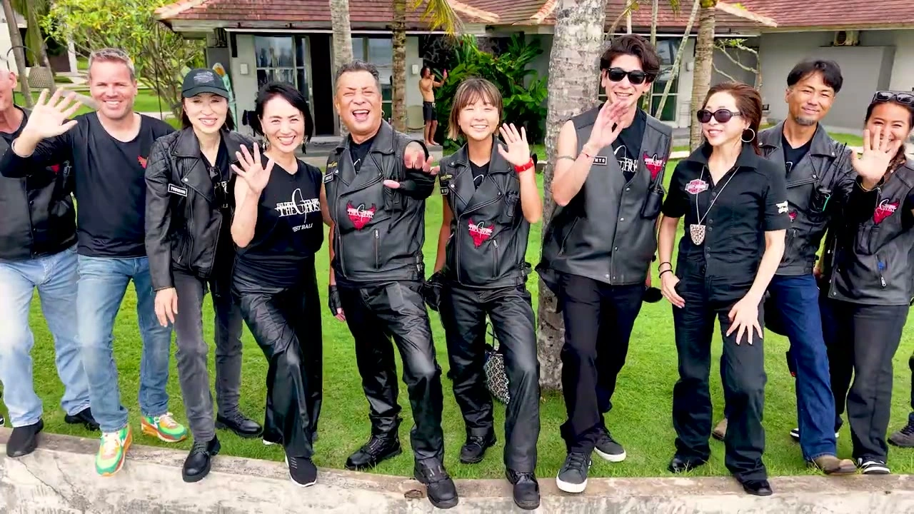 全員の記念集合写真（カメラ目線・手を振る）｜2026年3月 バリ島ハーレーツーリング — TEAM THE GHOST West Bali
