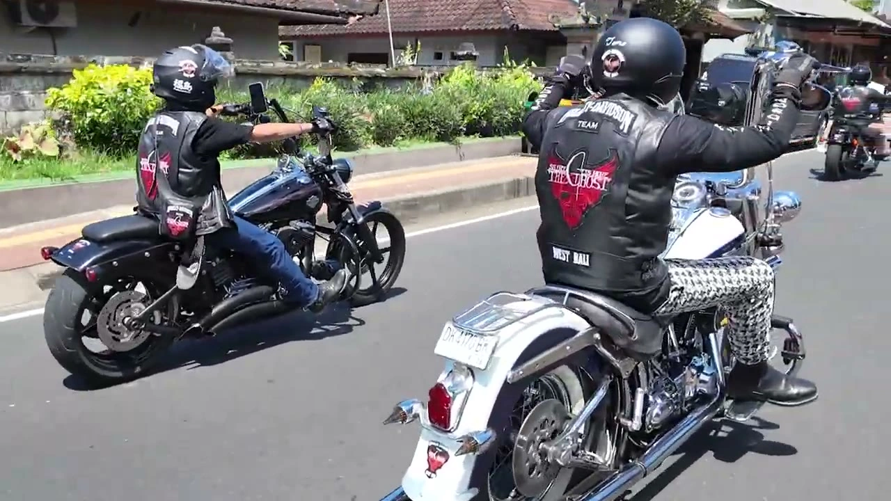 2人が手を上げる｜2026年4月 バリ島ハーレーツーリング — TEAM THE GHOST West Bali
