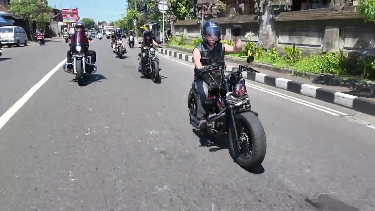 女性ライダー正面｜2026年4月 バリ島ハーレーツーリング — TEAM THE GHOST West Bali