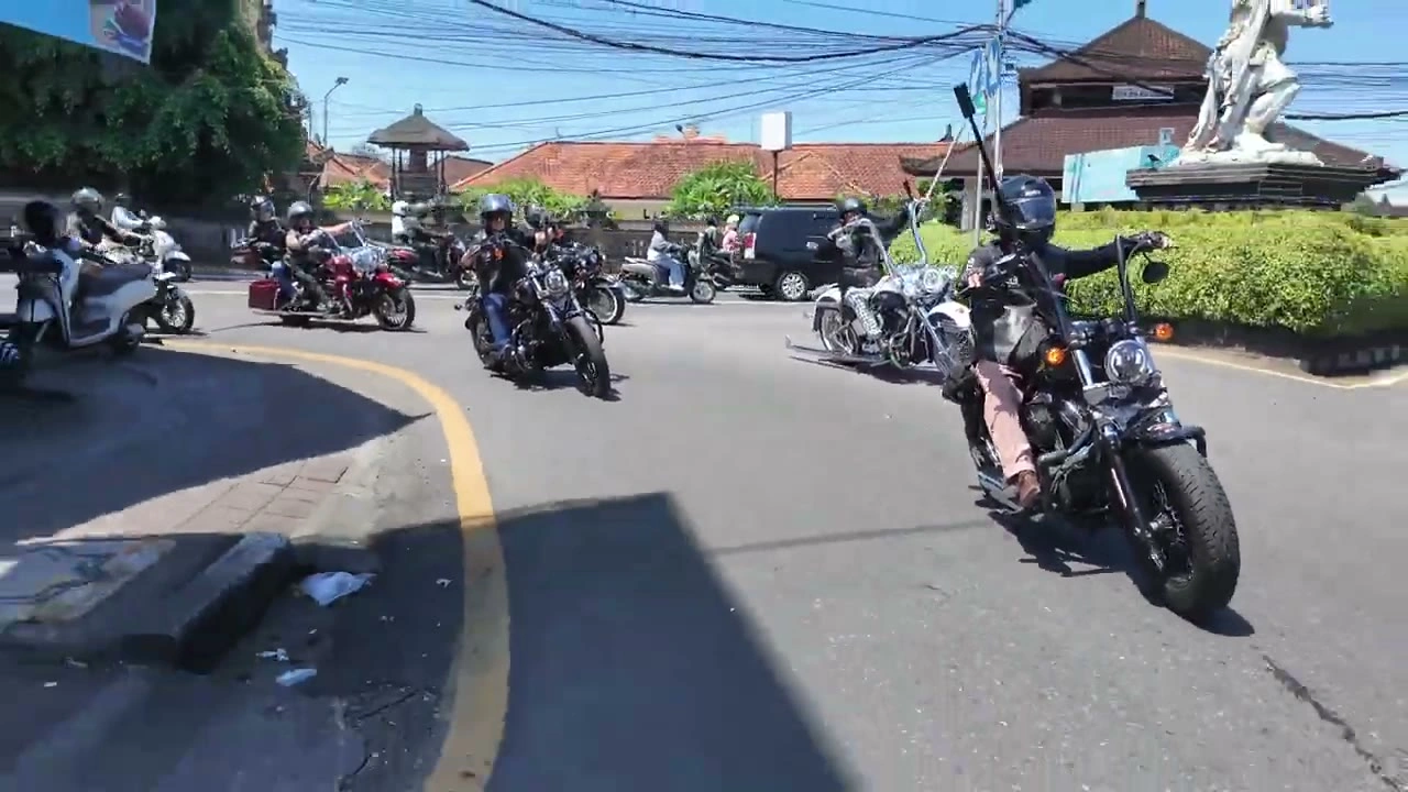 正面から集団走行｜2026年4月 バリ島ハーレーツーリング — TEAM THE GHOST West Bali
