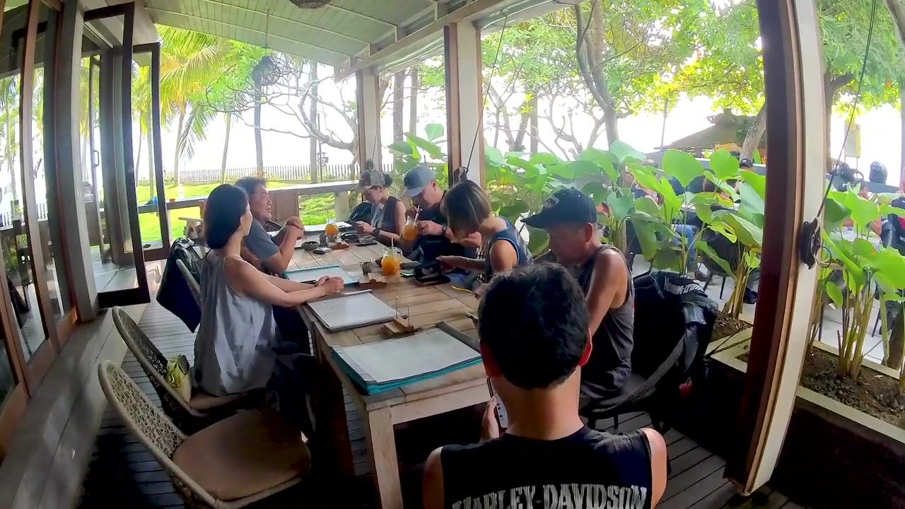 ビーチカフェでメンバー集合（海バック）｜2026年4月 バリ島ハーレーツーリング — TEAM THE GHOST West Bali