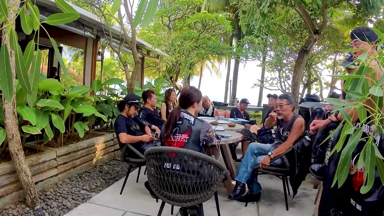 ビーチカフェでメンバー｜2026年4月 バリ島ハーレーツーリング — TEAM THE GHOST West Bali
