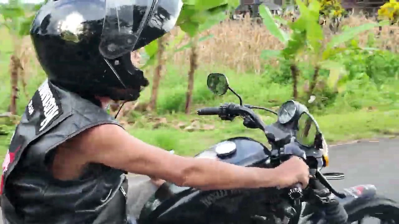 ライダー顔アップ（タトゥーの腕）｜2026年4月 バリ島ハーレーツーリング — TEAM THE GHOST West Bali