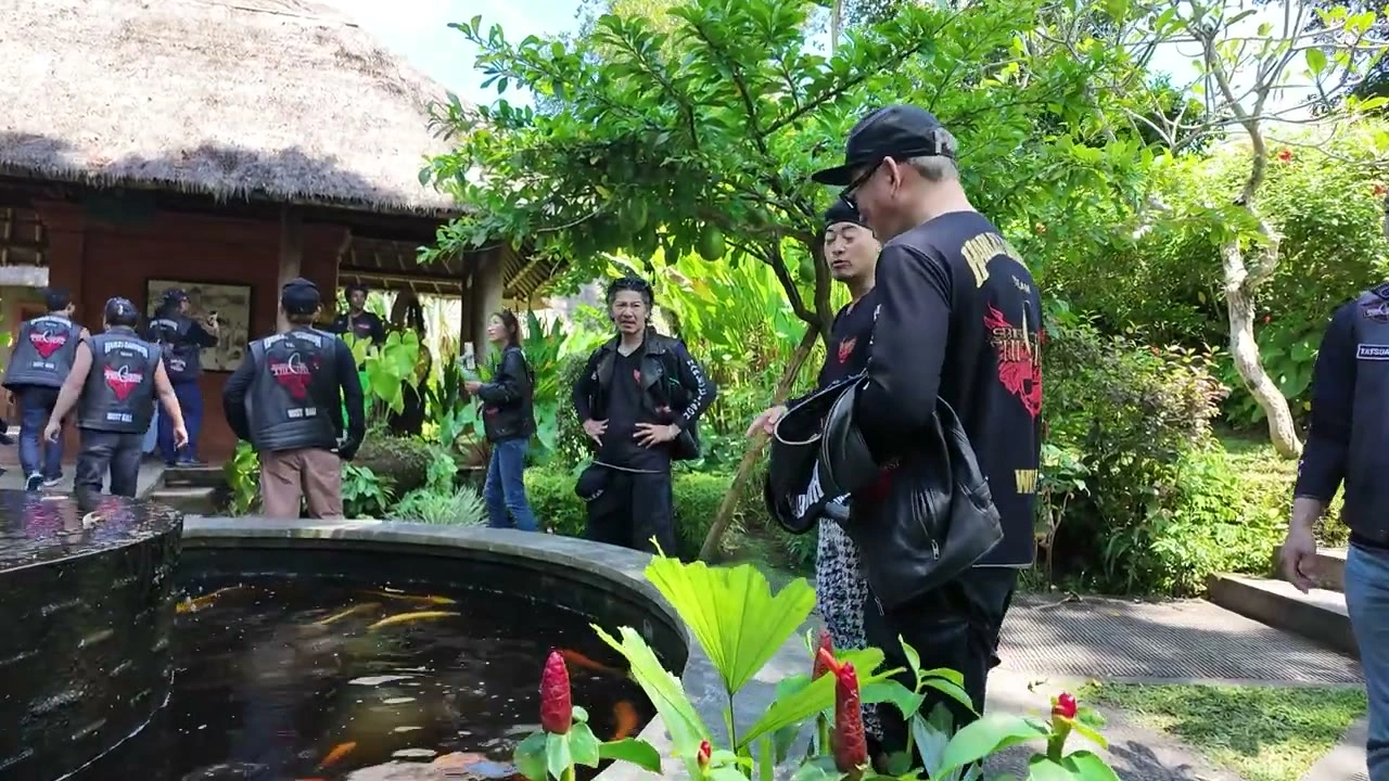 寺院でメンバー｜2026年4月 バリ島ハーレーツーリング — TEAM THE GHOST West Bali
