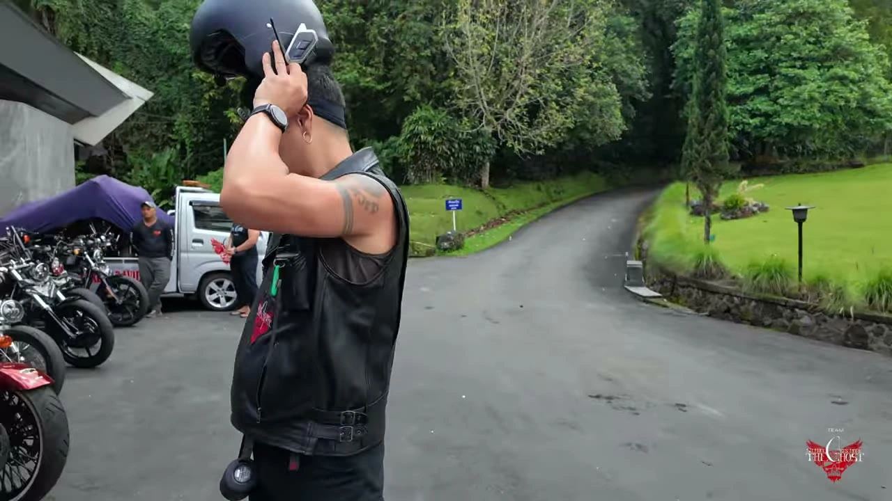 手を上げるライダー（タトゥーの腕）｜2026年4月 バリ島ハーレーツーリング — TEAM THE GHOST West Bali