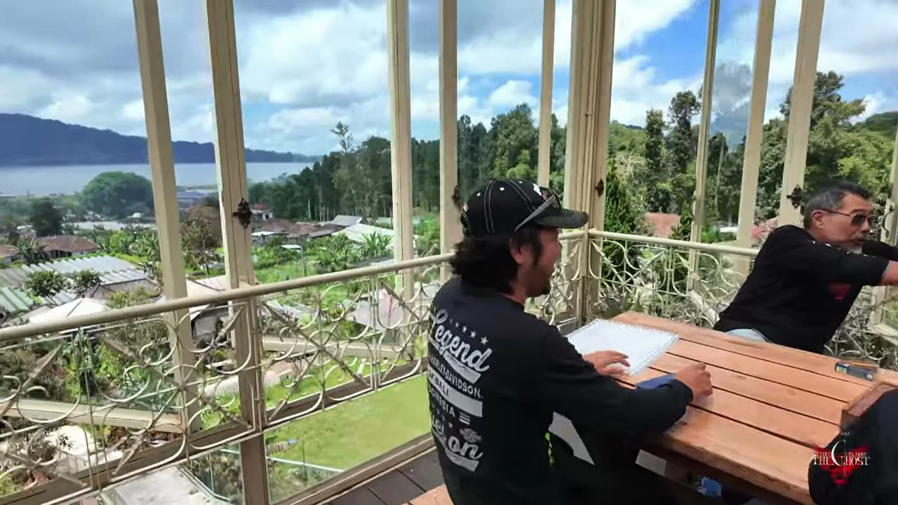 温室カフェでメンバー談笑｜2026年4月 バリ島ハーレーツーリング — TEAM THE GHOST West Bali