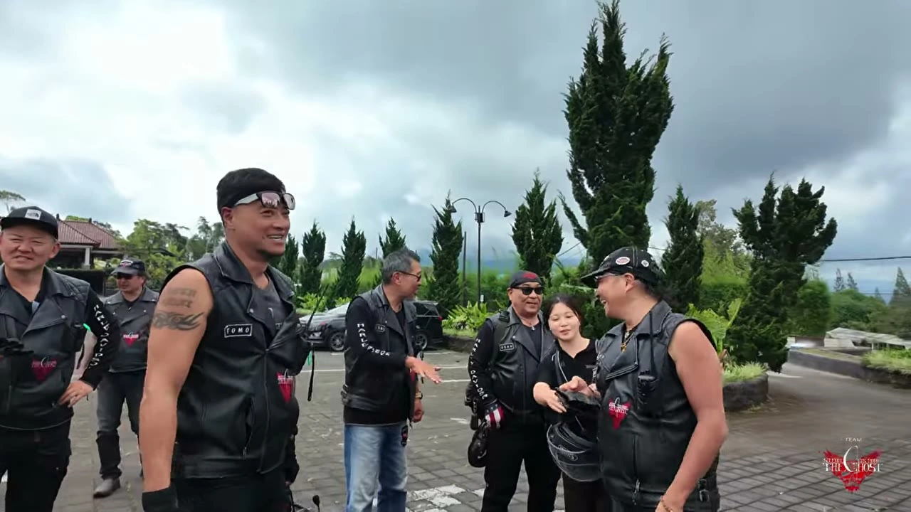 メンバーが立ち話｜2026年4月 バリ島ハーレーツーリング — TEAM THE GHOST West Bali