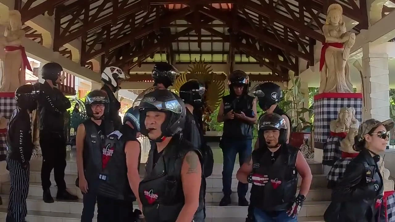 集合・キャップの男性が笑顔｜2026年4月 バリ島ハーレーツーリング — TEAM THE GHOST West Bali