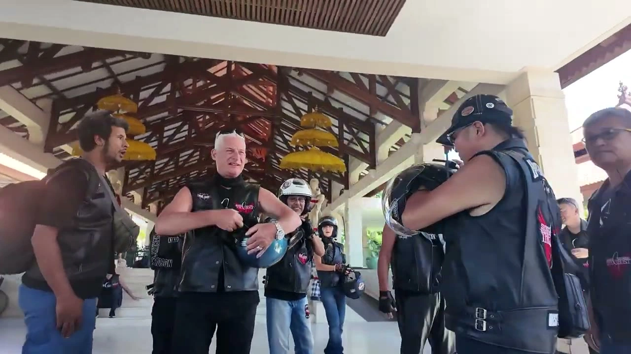 外国人メンバーと数人が談笑｜2026年4月 バリ島ハーレーツーリング — TEAM THE GHOST West Bali