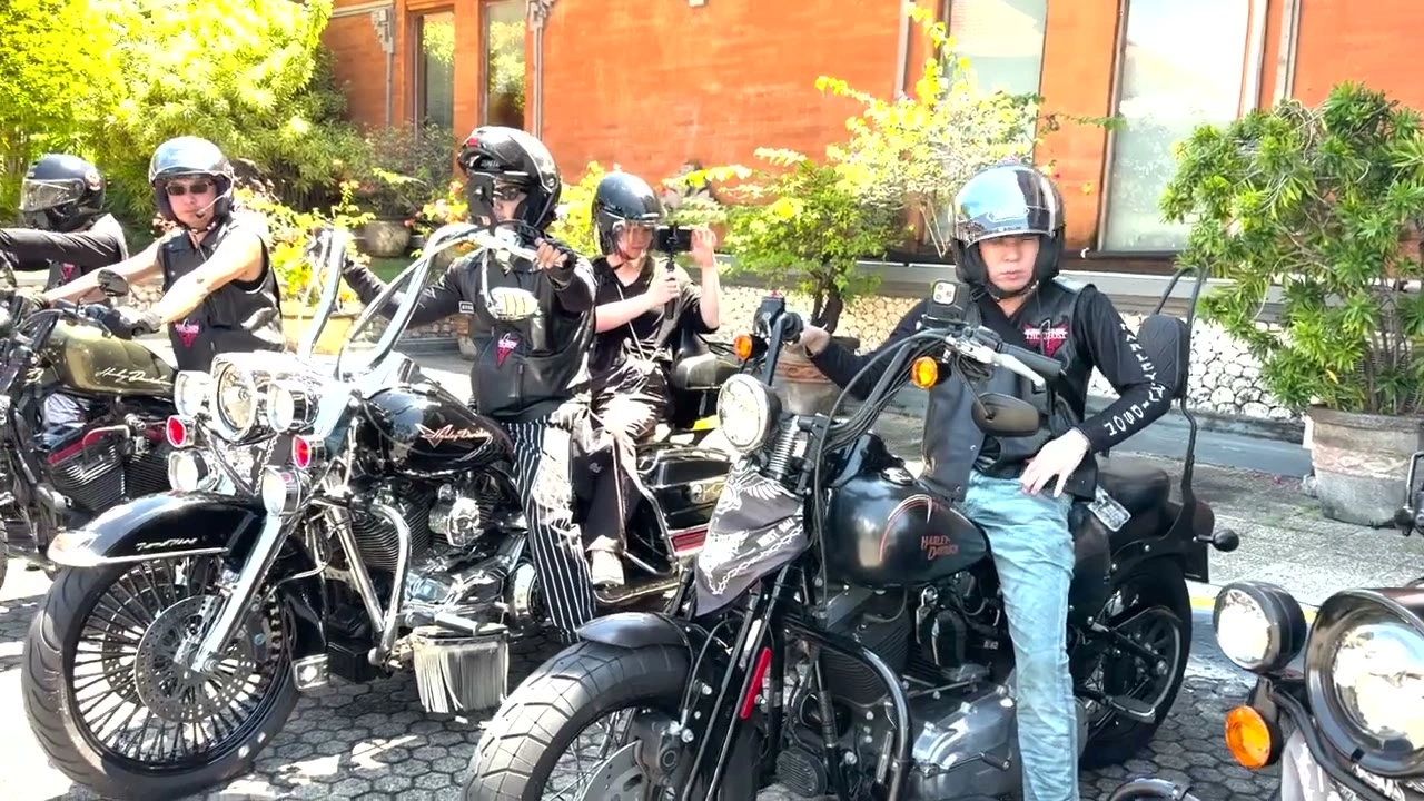 バイクにまたがるメンバー2人｜2026年4月 バリ島ハーレーツーリング — TEAM THE GHOST West Bali