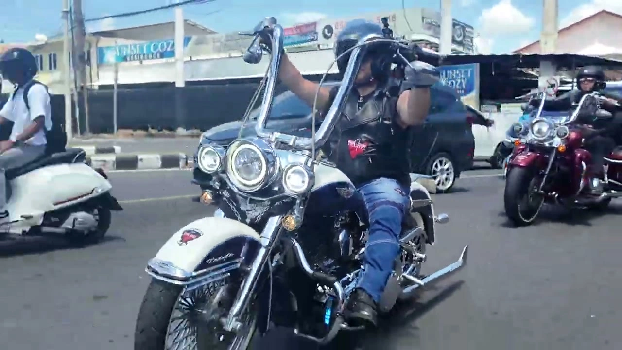手を上げるライダー｜2026年4月 バリ島ハーレーツーリング — TEAM THE GHOST West Bali