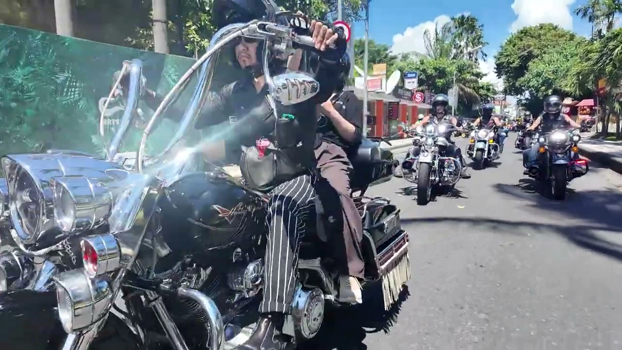 手を上げるライダー｜2026年4月 バリ島ハーレーツーリング — TEAM THE GHOST West Bali