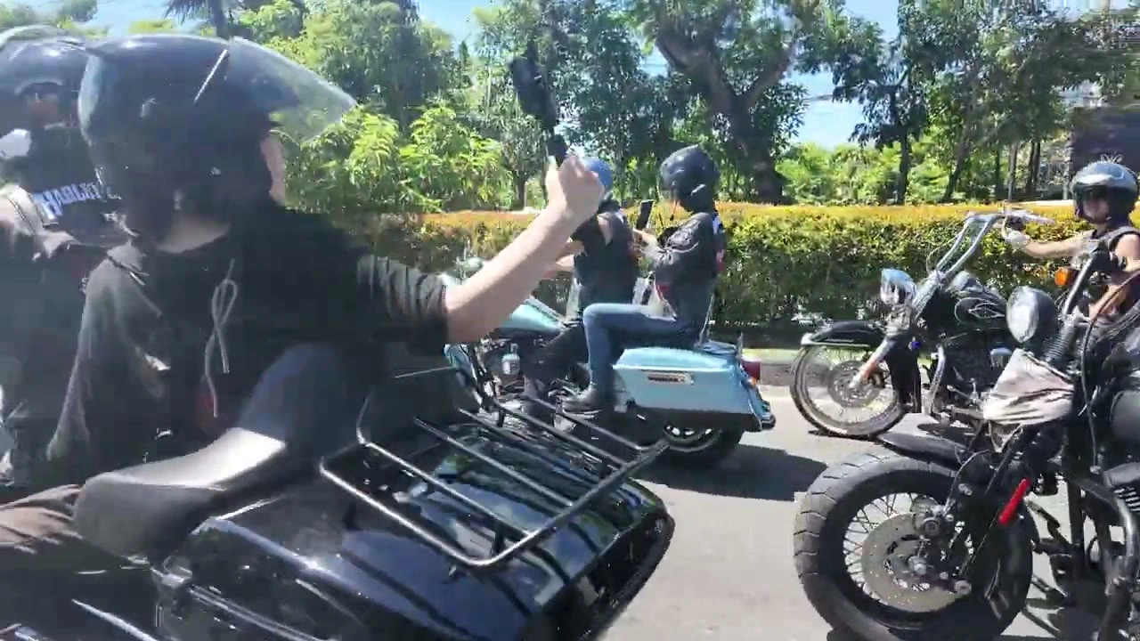 2人乗りで手を上げる｜2026年4月 バリ島ハーレーツーリング — TEAM THE GHOST West Bali
