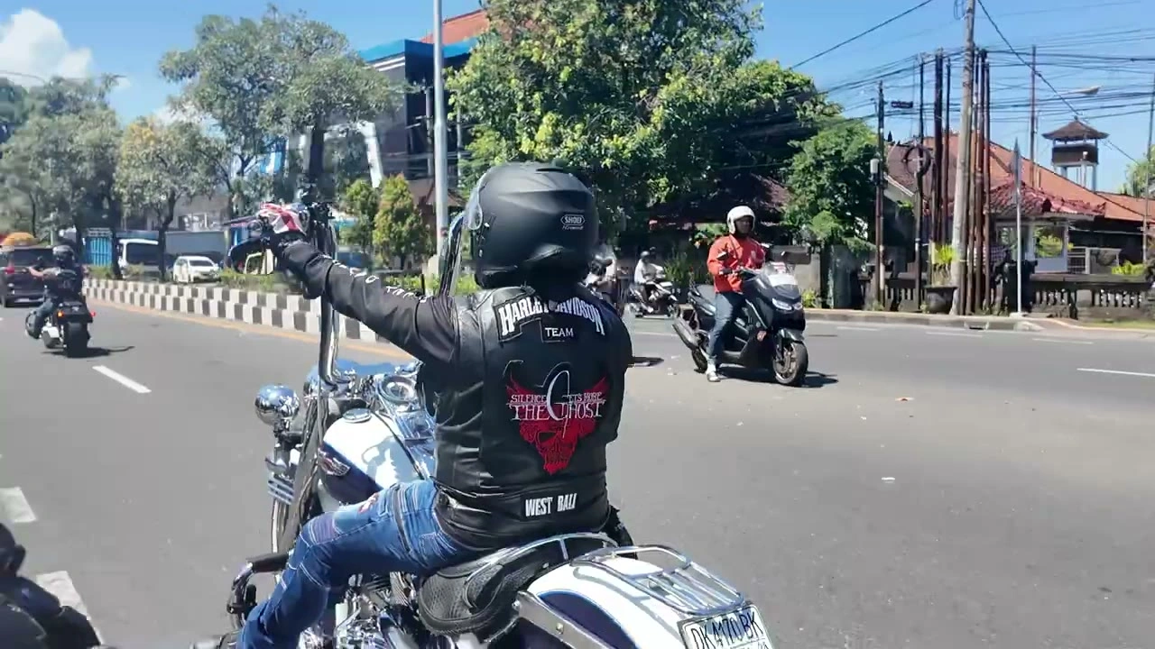 手を上げるライダー｜2026年4月 バリ島ハーレーツーリング — TEAM THE GHOST West Bali