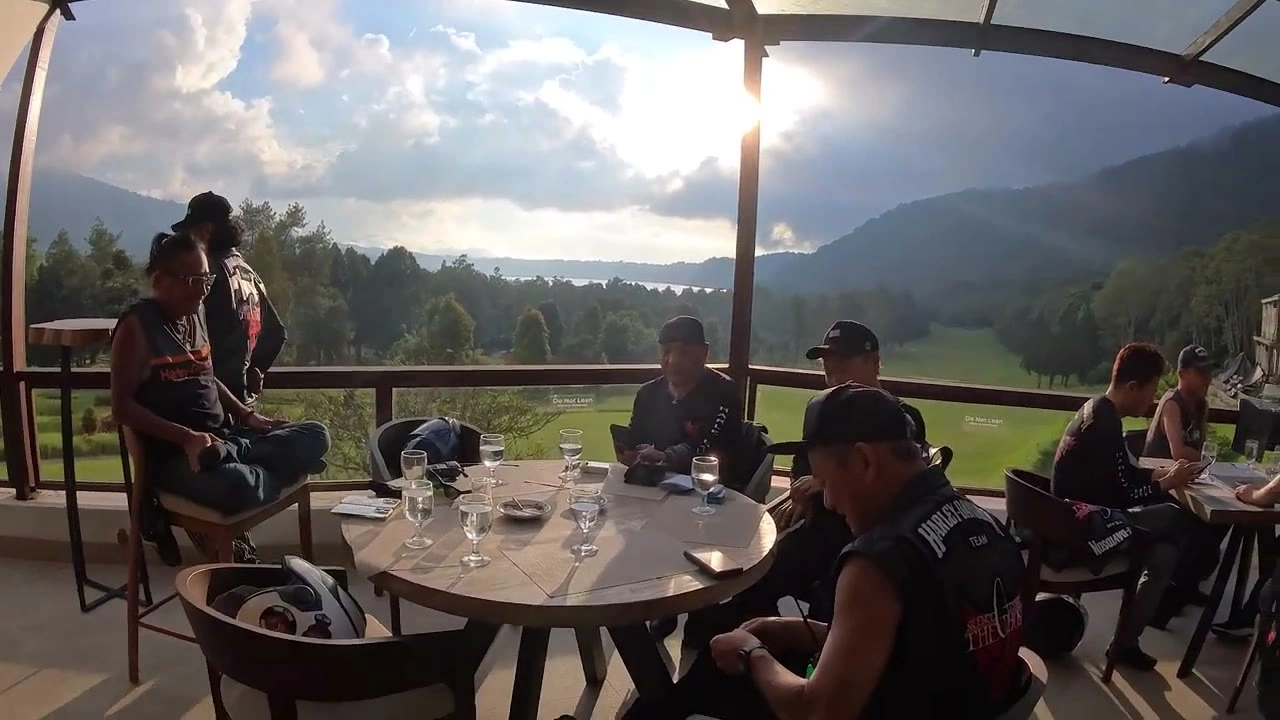 山のレストランでメンバー集合｜2026年4月 バリ島ハーレーツーリング — TEAM THE GHOST West Bali