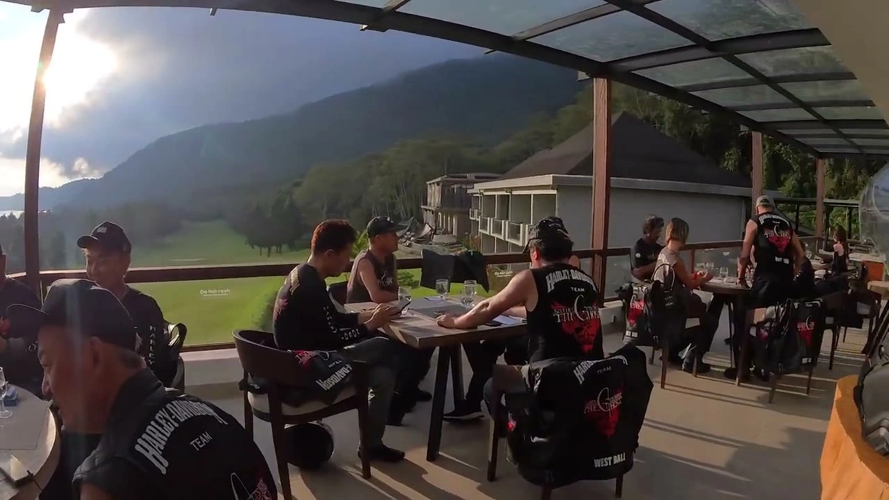 レストランでメンバー談笑｜2026年4月 バリ島ハーレーツーリング — TEAM THE GHOST West Bali