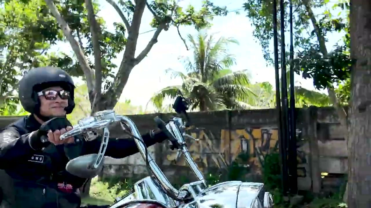 メガネのライダー顔アップ｜2026年5月 バリ島ハーレーツーリング — TEAM THE GHOST West Bali