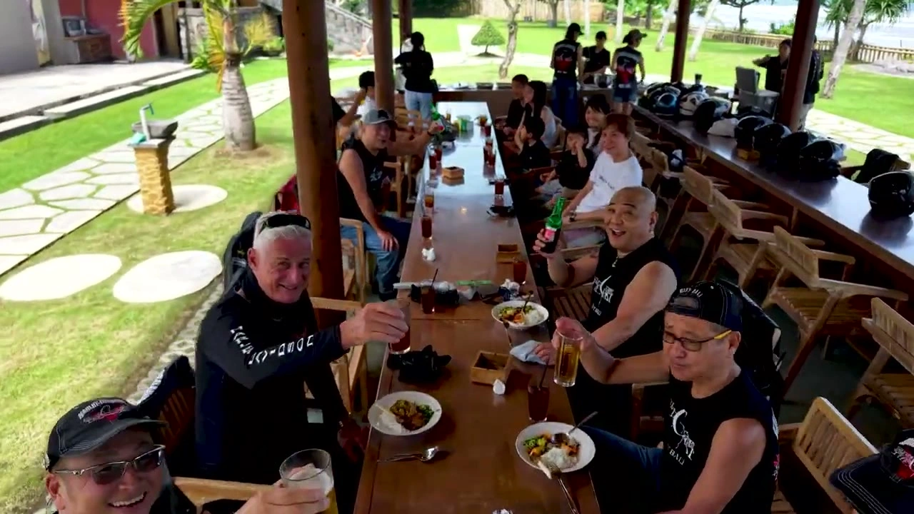 昼食のテーブルで大勢のメンバー｜2026年5月 バリ島ハーレーツーリング — TEAM THE GHOST West Bali