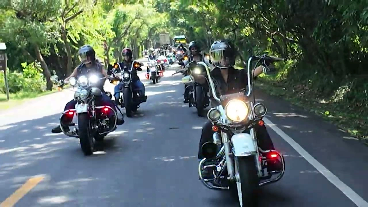 大人数の正面フォーメーション走行（迫力）｜2026年5月 バリ島ハーレーツーリング — TEAM THE GHOST West Bali
