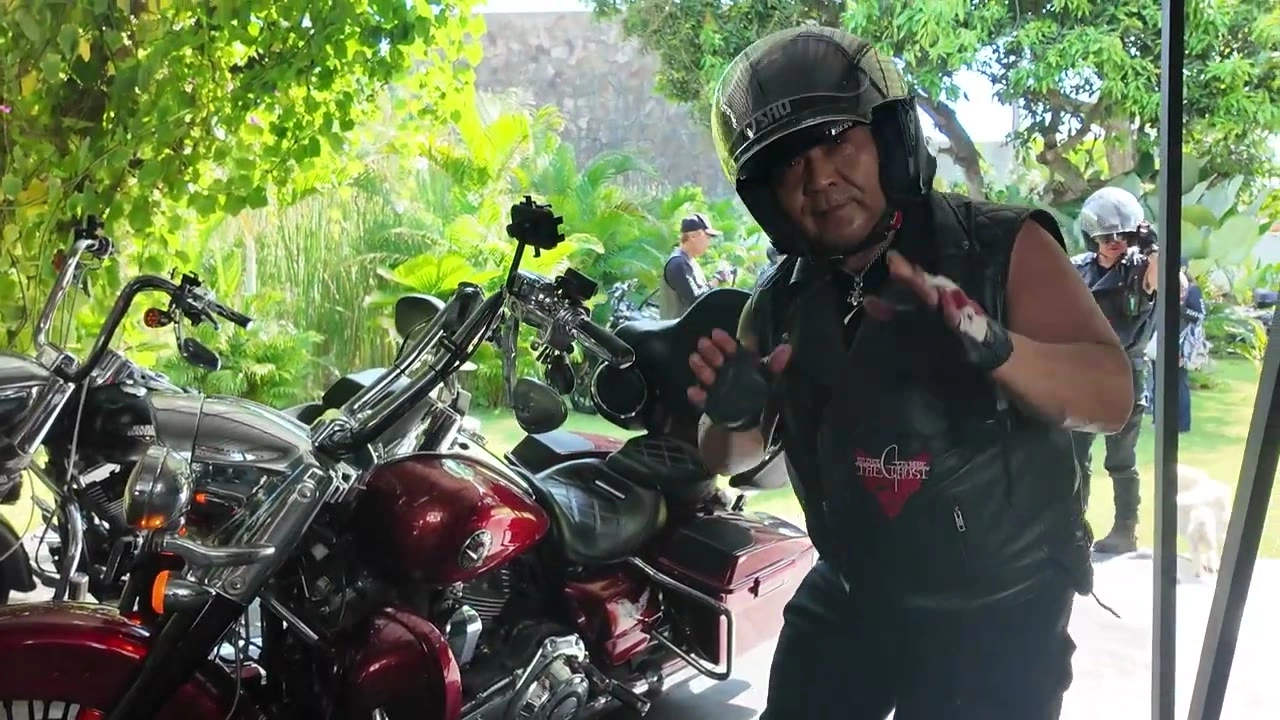 黒ベストのライダーがこちらを向く（サングラス）｜2026年5月 バリ島ハーレーツーリング — TEAM THE GHOST West Bali