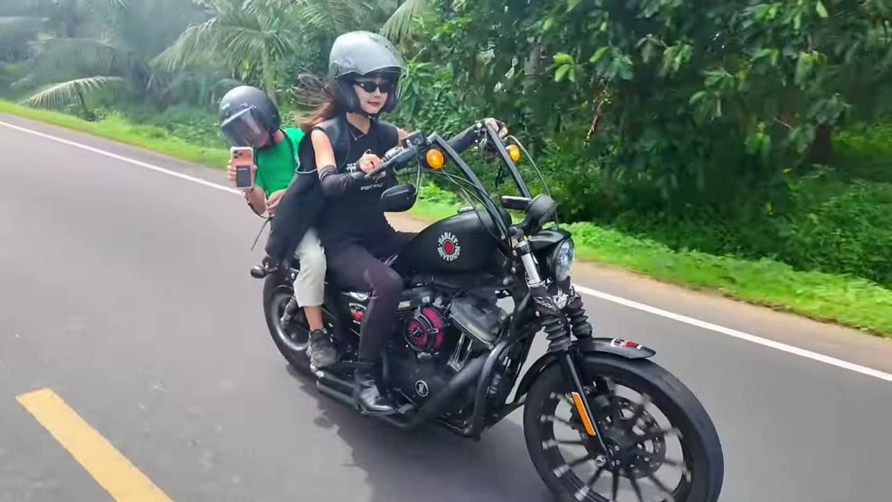 女性ライダーが正面＋緑シャツのメンバー｜2026年5月 バリ島ハーレーツーリング — TEAM THE GHOST West Bali