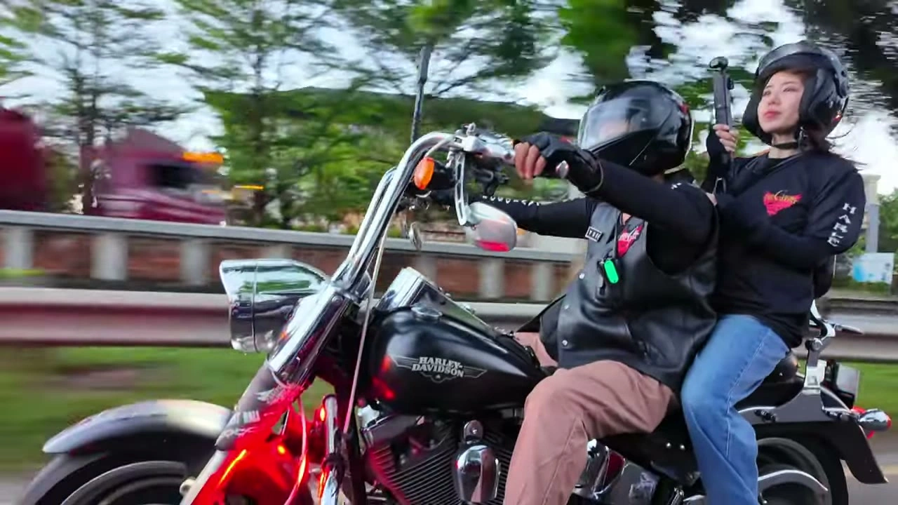 女性ライダー（ピンクパンツ）｜2026年5月 バリ島ハーレーツーリング — TEAM THE GHOST West Bali