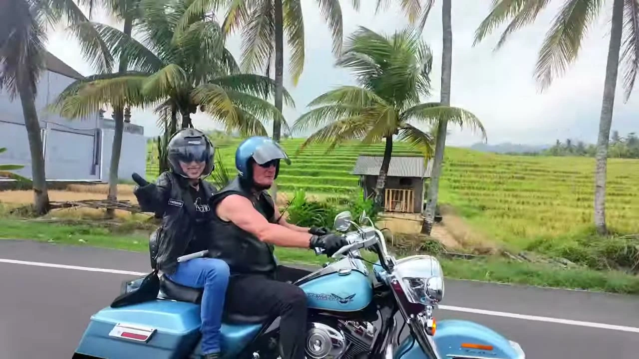 青バイクの女性ライダーが正面｜2026年5月 バリ島ハーレーツーリング — TEAM THE GHOST West Bali