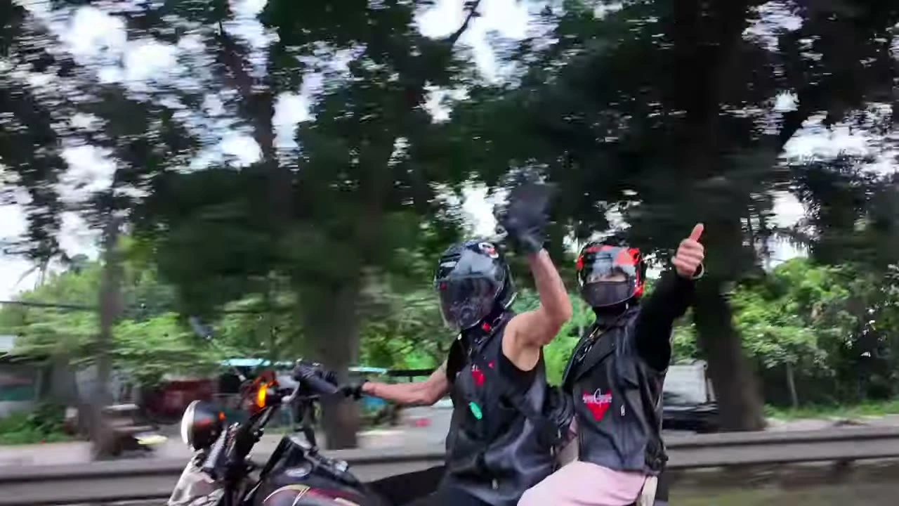 2人乗りで後ろの人がサムズアップ｜2026年5月 バリ島ハーレーツーリング — TEAM THE GHOST West Bali