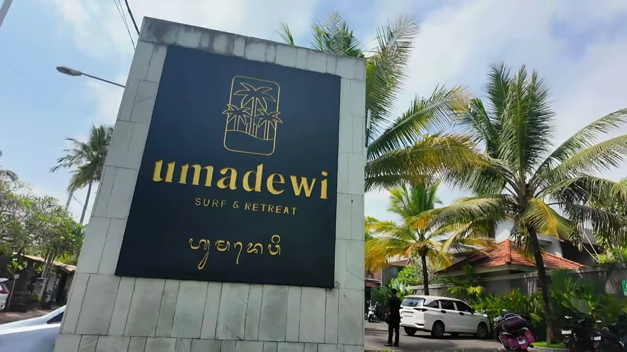 「umadewi」リゾートの看板｜2026年5月 バリ島ハーレーツーリング — TEAM THE GHOST West Bali