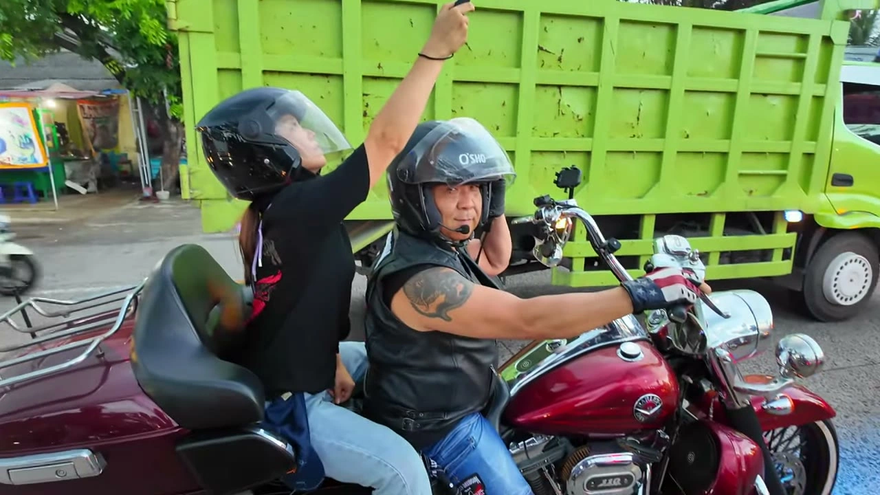 タトゥーの男性ライダーが手を上げる｜2026年5月 バリ島ハーレーツーリング — TEAM THE GHOST West Bali