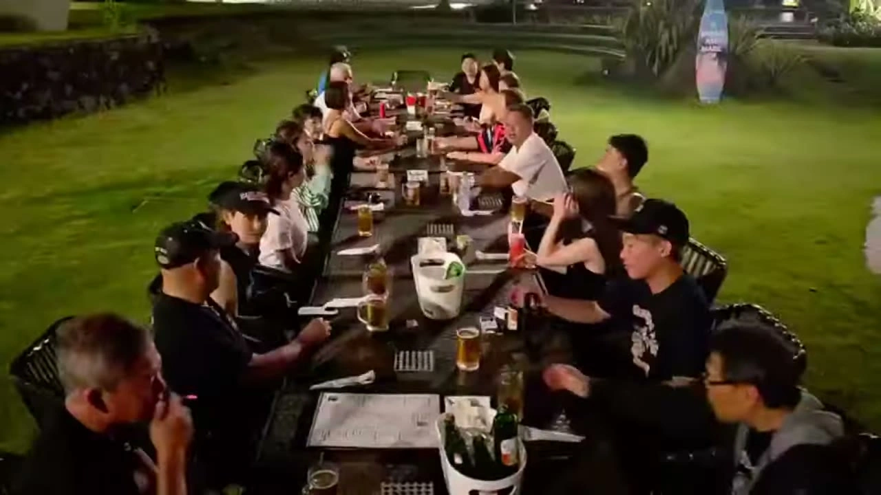 夕食のテーブルで大勢のメンバー｜2026年5月 バリ島ハーレーツーリング — TEAM THE GHOST West Bali